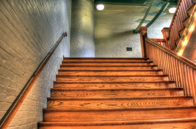 Schody drewniane vs schody kamienne