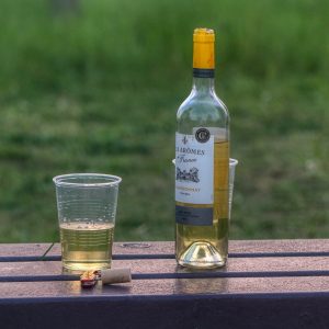 butelka wina na ławce w parku